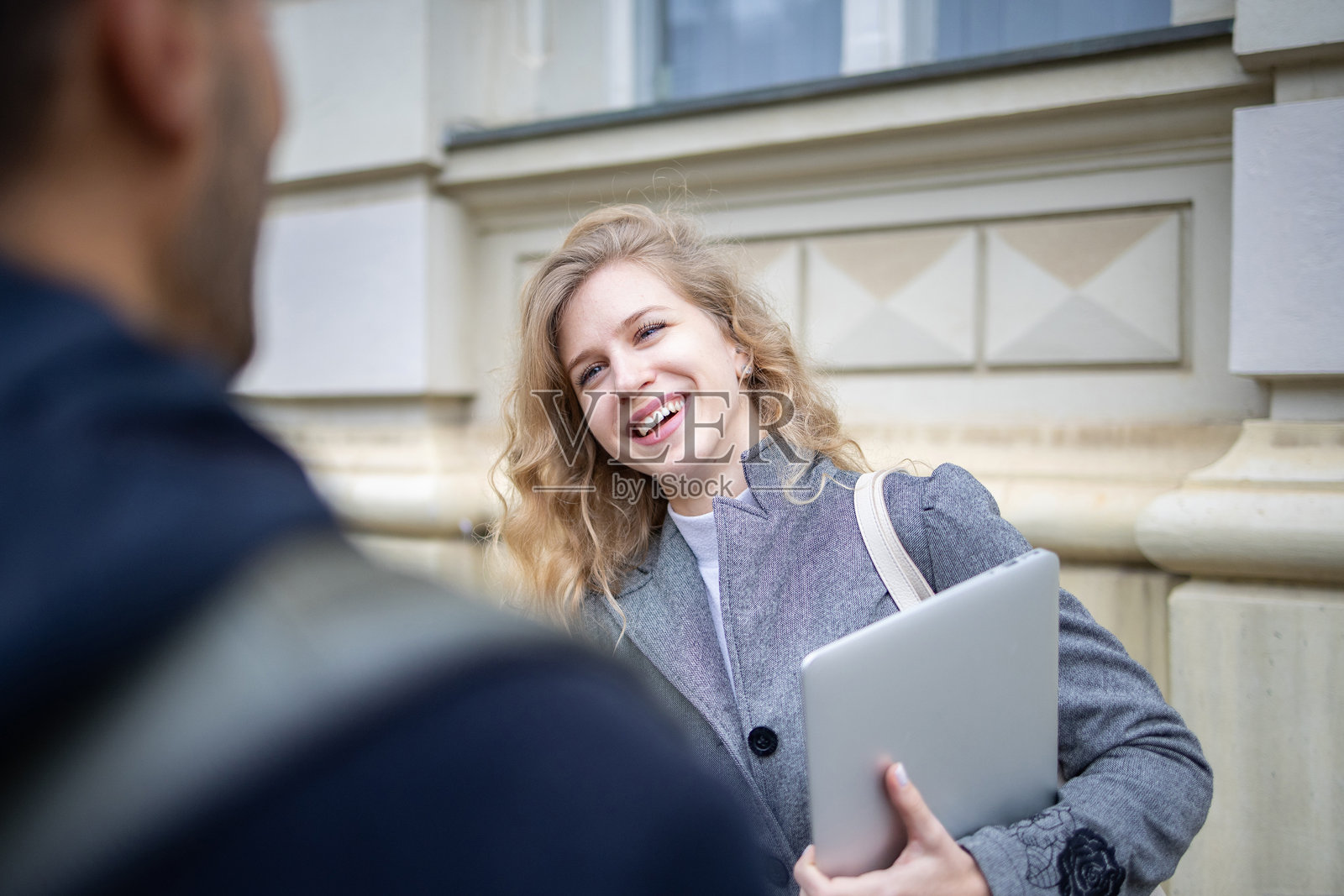 美丽女人微笑看着男友照片摄影图片