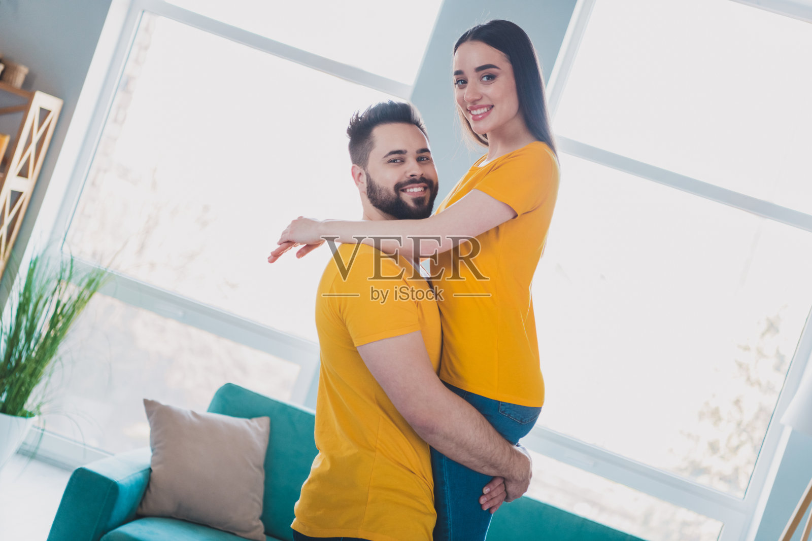 两位年轻合伙人在现代公寓里休闲微笑的照片照片摄影图片