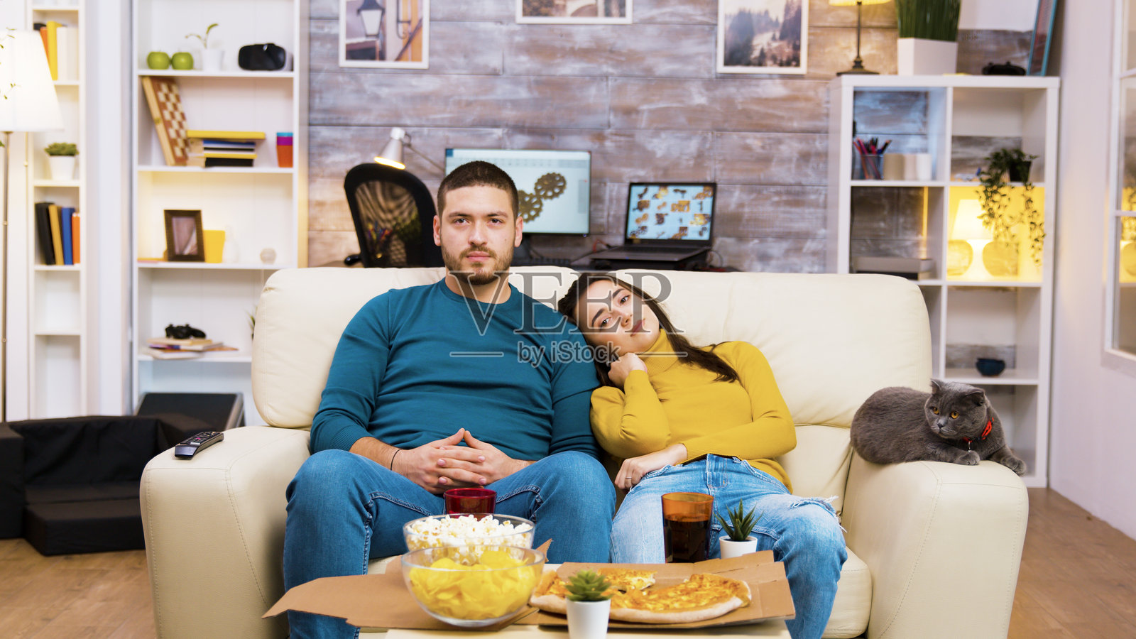 用手势换电视频道的络腮胡男人照片摄影图片