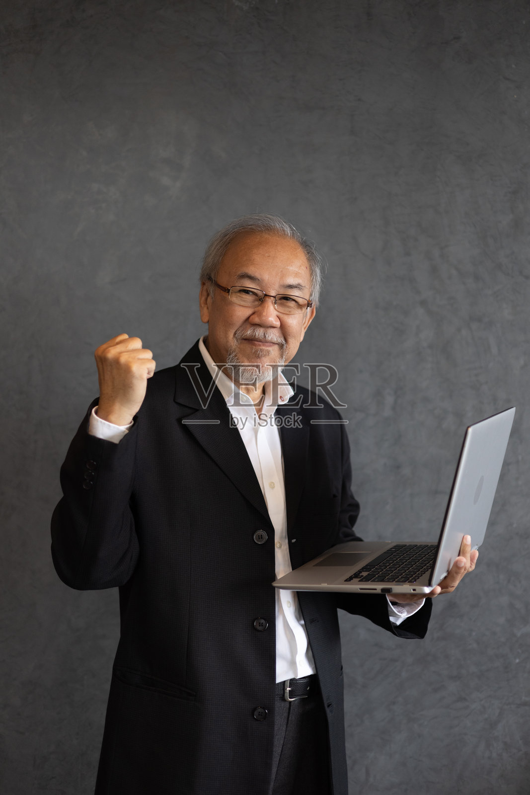 在办公室使用笔记本电脑和平板电脑的高级商人照片摄影图片