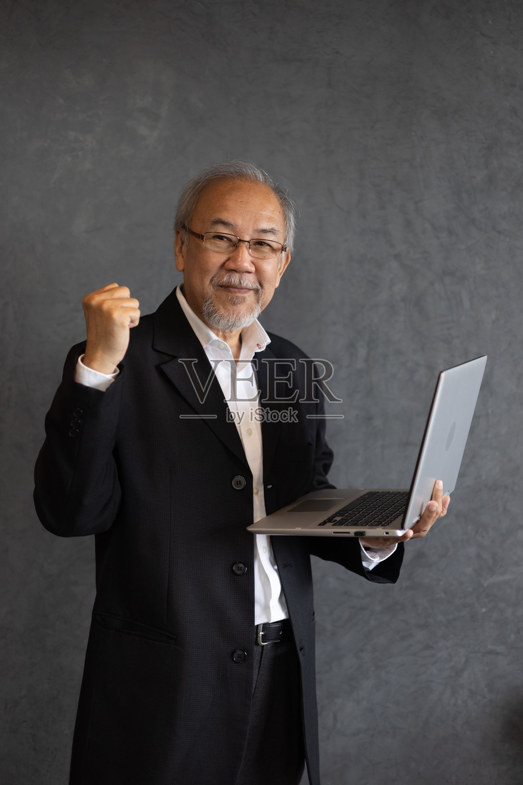 在办公室使用笔记本电脑和平板电脑的高级商人照片摄影图片