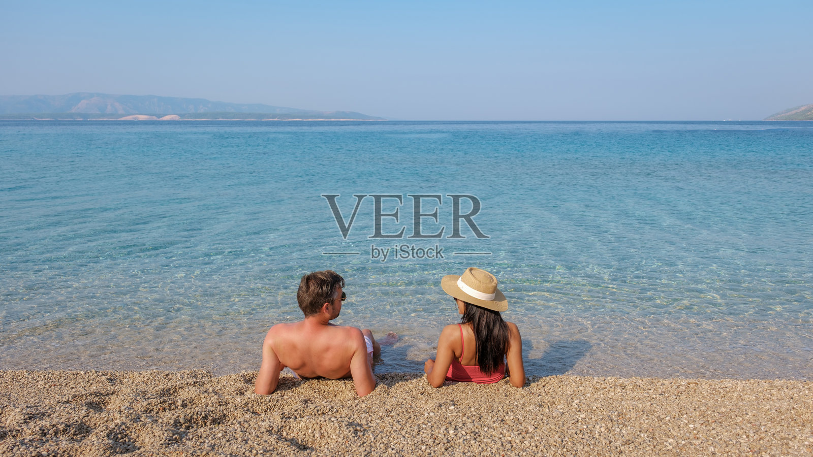 在克罗地亚布拉克岛宁静的水边享受阳光明媚的夏日时光照片摄影图片