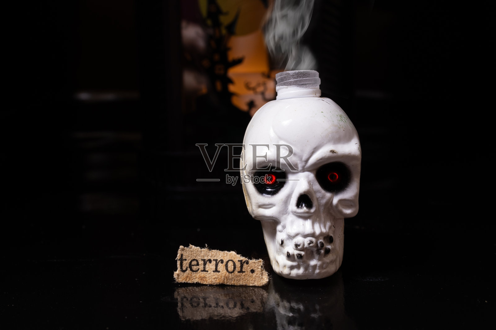 万圣节骷髅与“恐怖”字样照片摄影图片