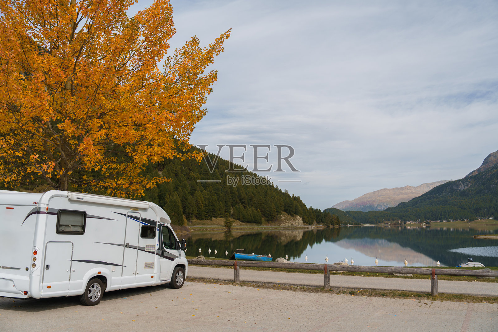 停在秋季瑞士阿尔卑斯湖边的露营车照片摄影图片