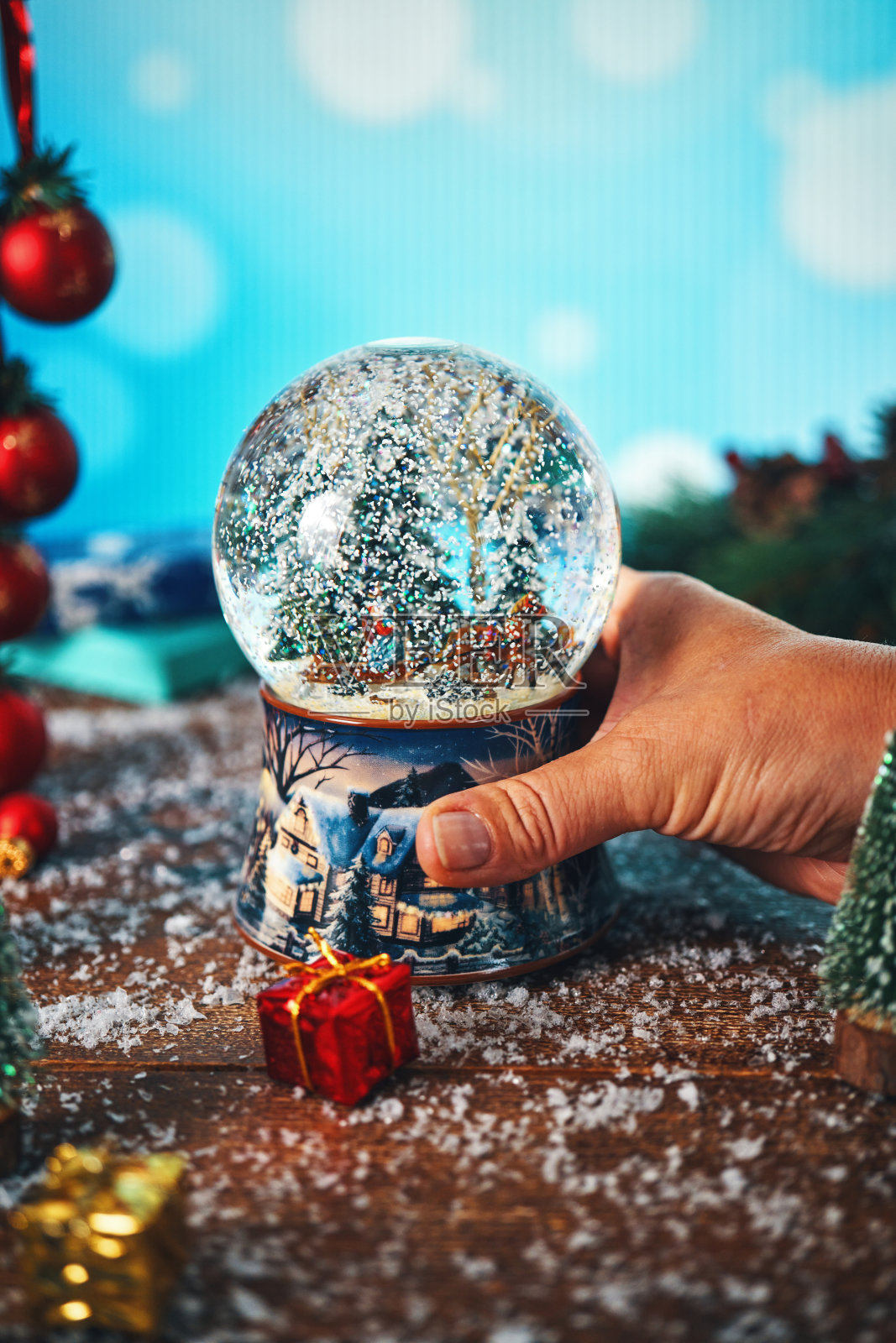 带有雪景球和节日灯的圣诞节装饰照片摄影图片