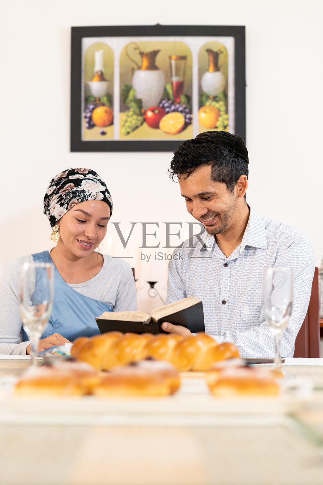 光明节情侣阅读妥拉油炸甜甜圈竖版照片照片摄影图片