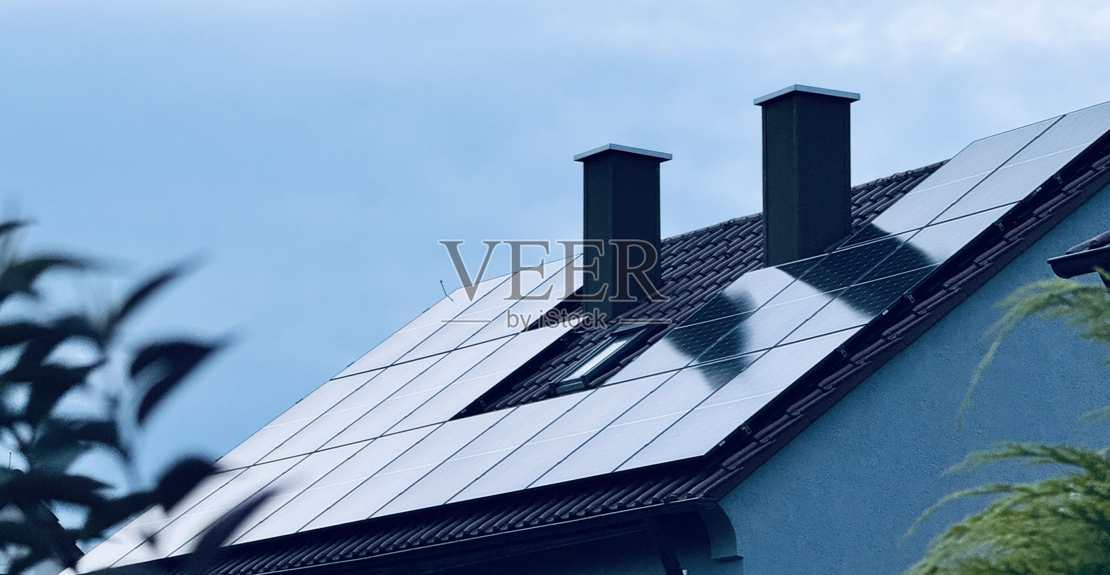 太阳能屋顶与两个烟囱照片摄影图片