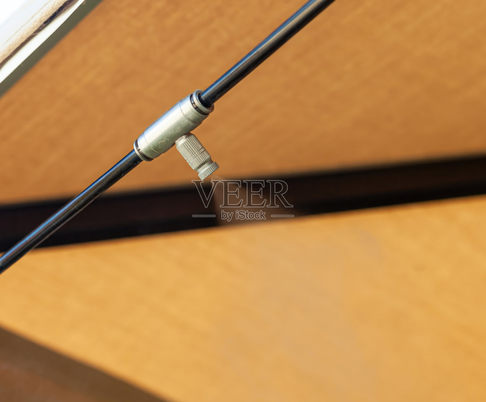 木制天花板下的户外喷雾系统照片摄影图片