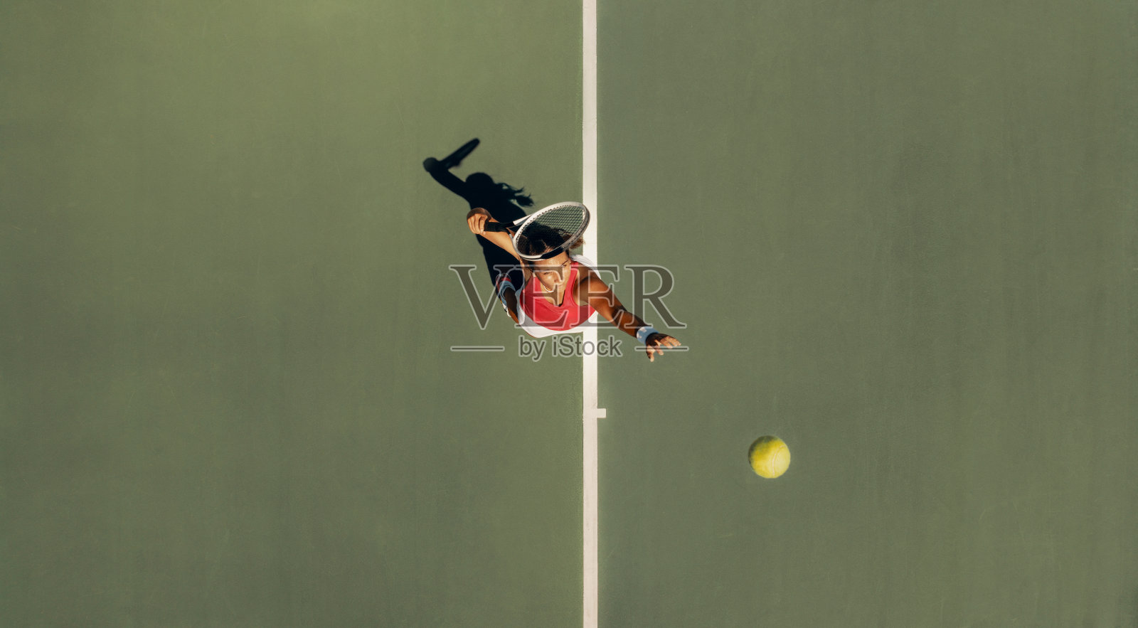 女子网球比赛发球的俯视图，展示其运动技巧和精准度照片摄影图片