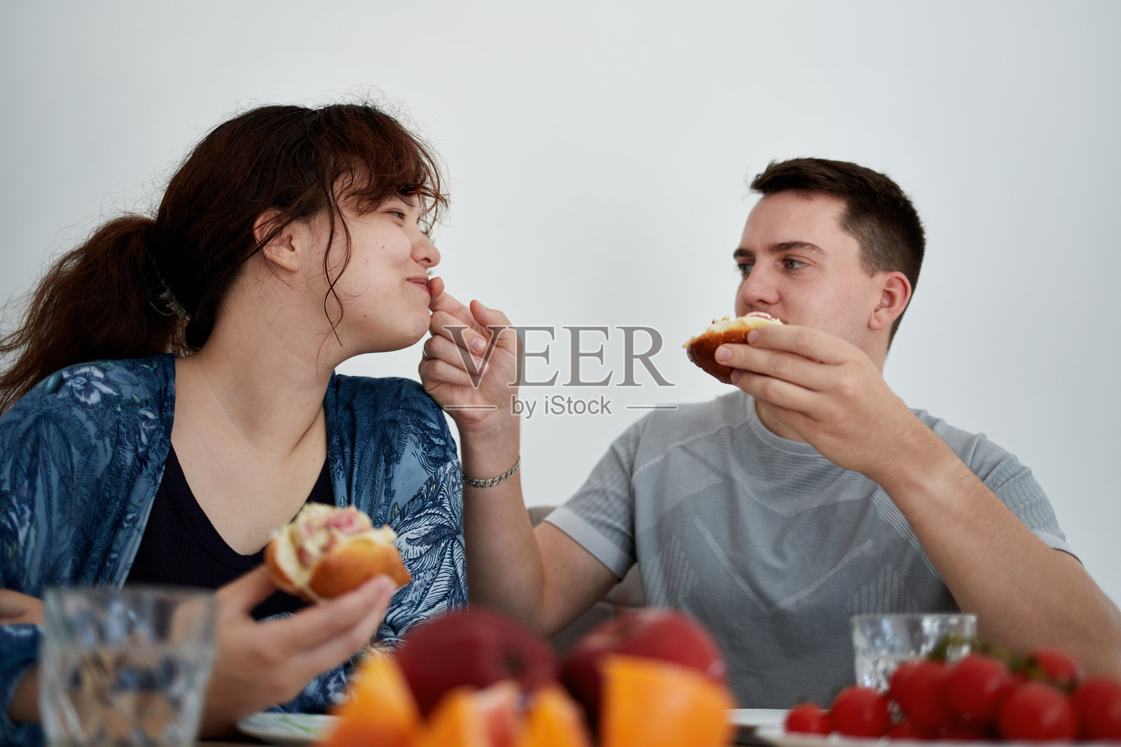快乐的年轻夫妇在家一起用餐照片摄影图片