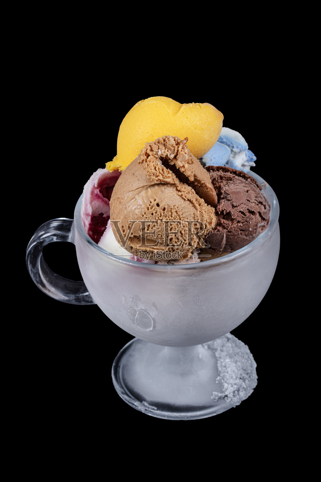 四个色彩缤纷、美味的水果冰淇淋球。黑色背景上的水果冰淇淋。夏季冷食概念。照片摄影图片