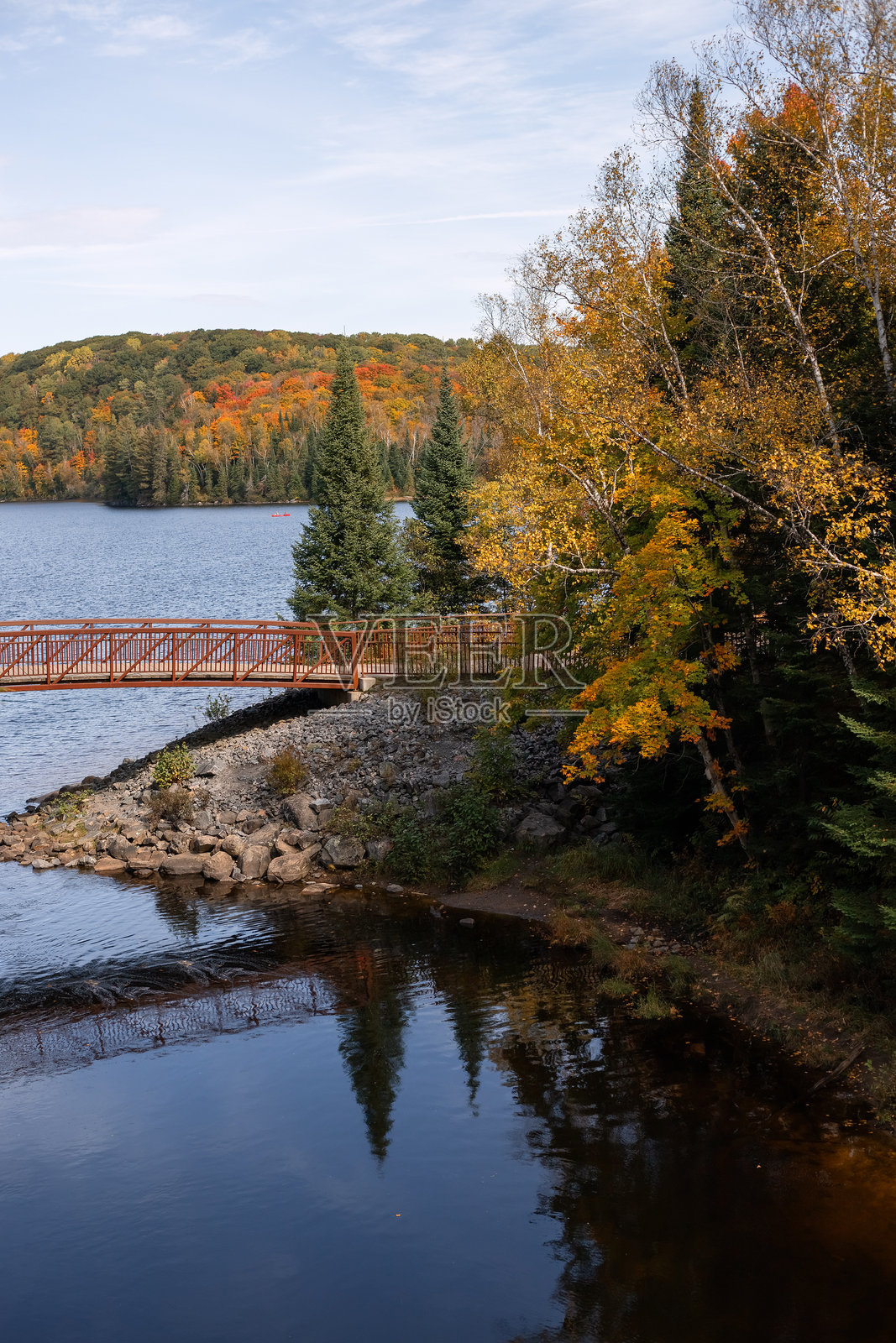 秋季森林中的湖泊和桥梁风景。照片摄影图片