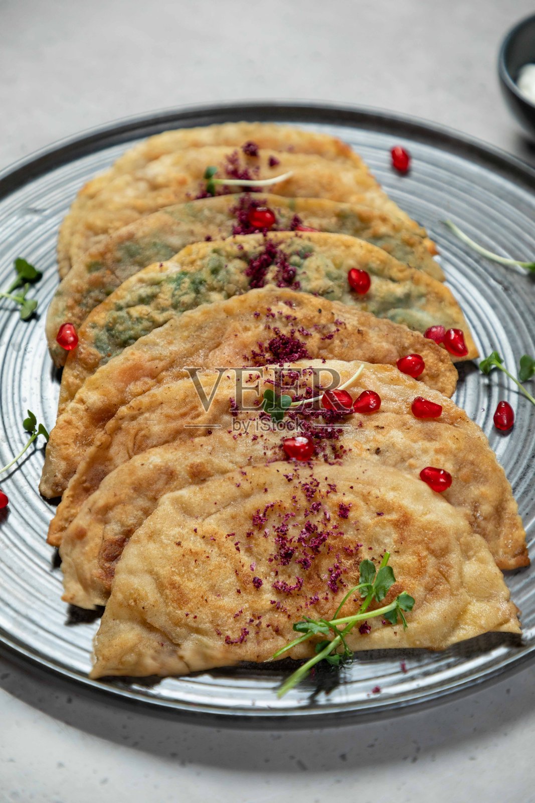 美味的库巴利库塔布被端上盘子。照片摄影图片