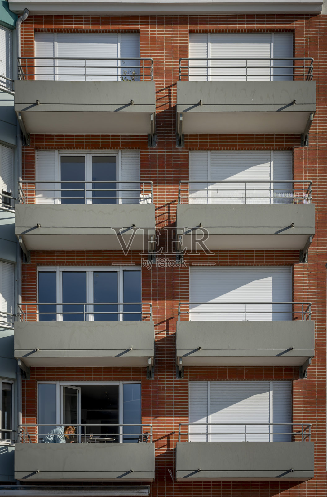 法国梅尔莱班：典型的海滨别墅垂直建筑阳台照片摄影图片