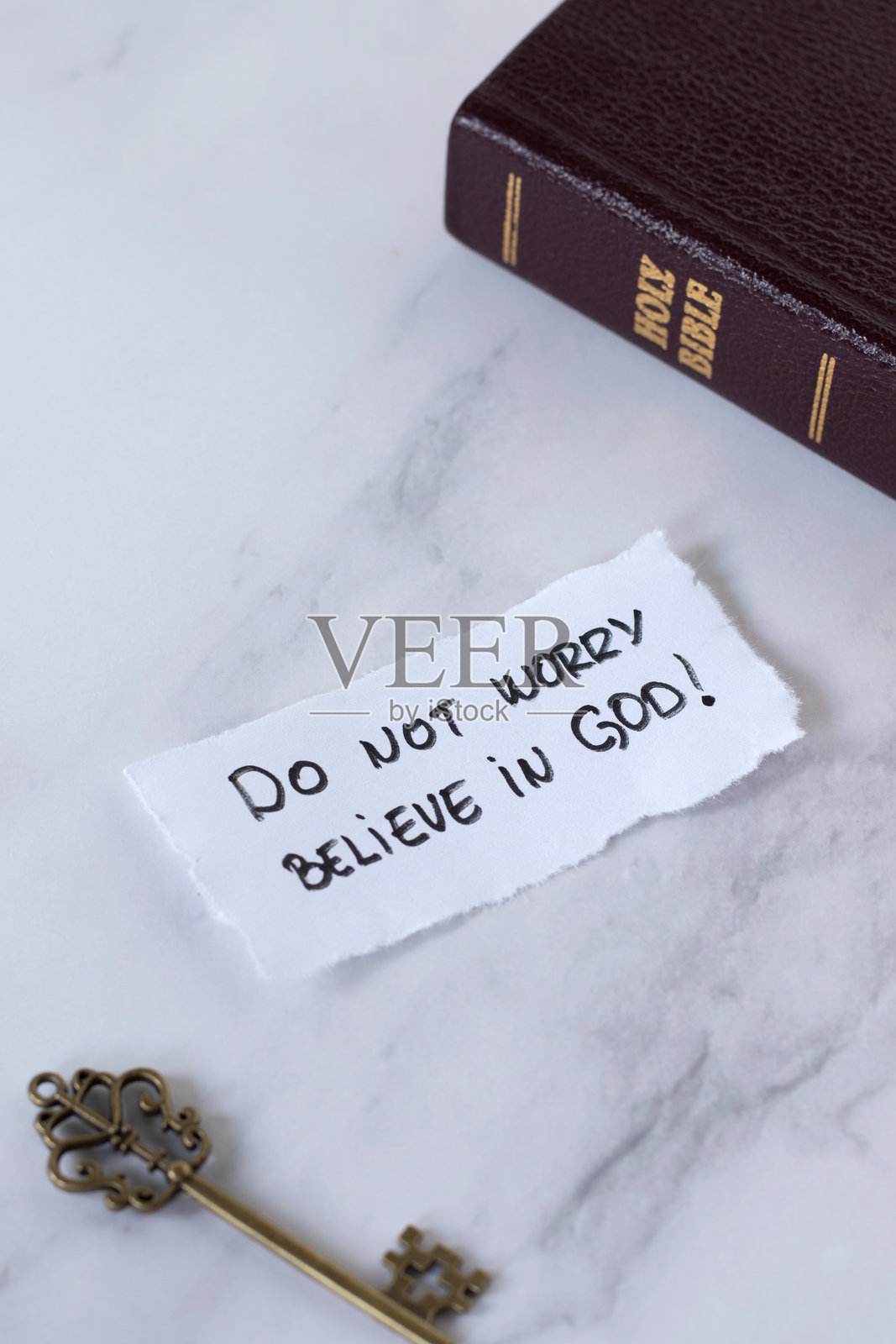 不要担心，相信上帝，手写励志文字与古老的钥匙和封闭的圣经照片摄影图片