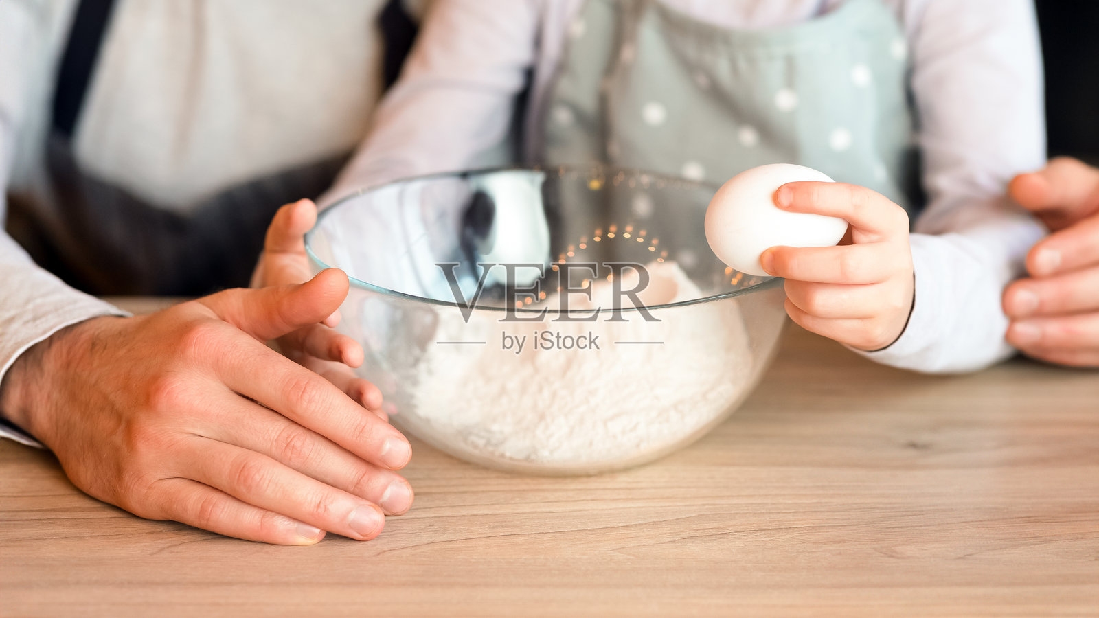 父亲和女儿在厨房一起准备面团，特写镜头照片摄影图片