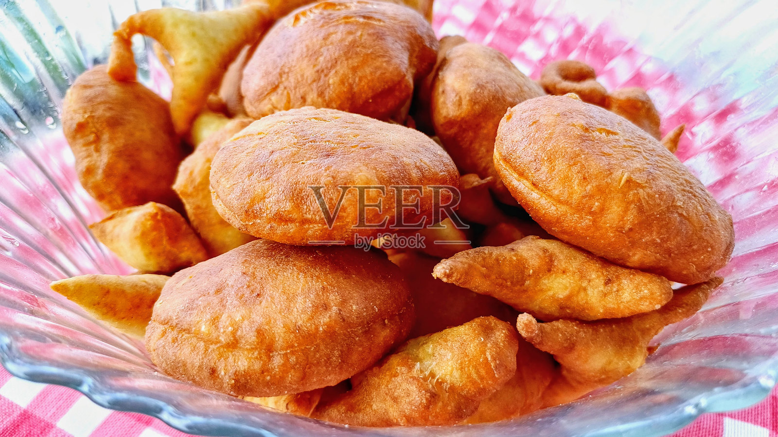 油炸面团，土耳其语称为pişi。照片摄影图片