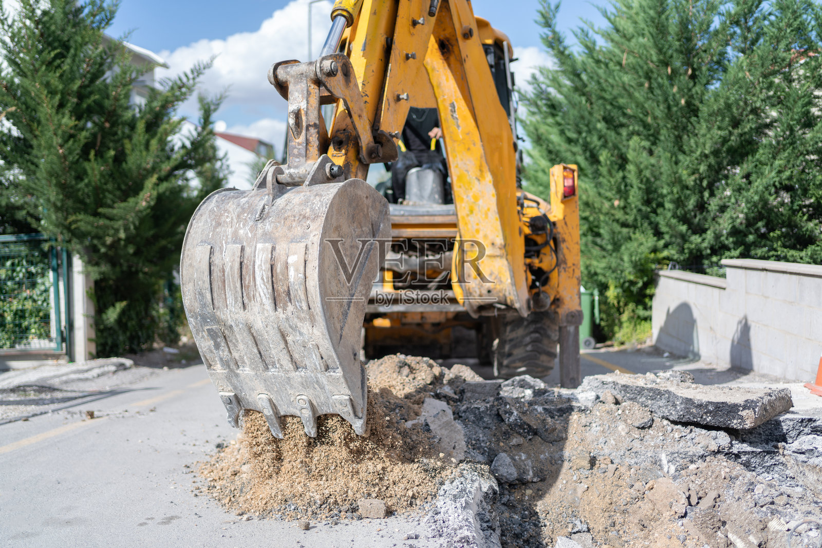 城市街道挖掘机沥青作业照片摄影图片