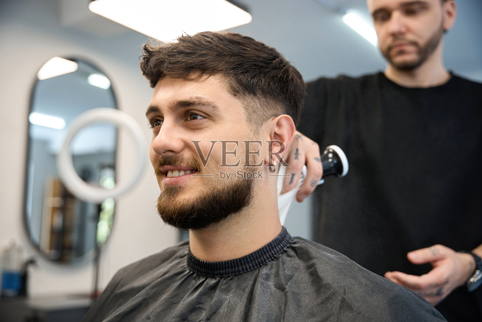 专业美容师用大刷子涂抹白色粉末照片摄影图片