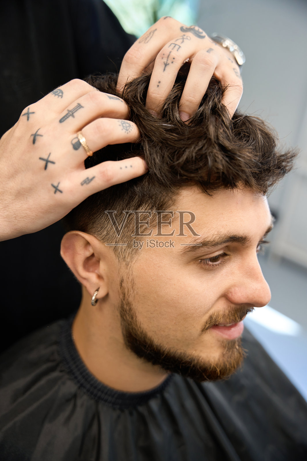 理发师用发蜡增强顾客的新发型照片摄影图片