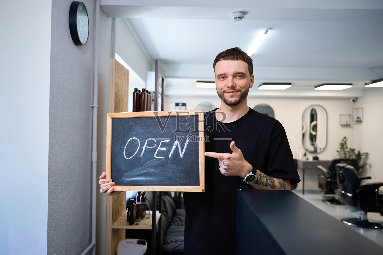 理发师邀请顾客来理发照片摄影图片