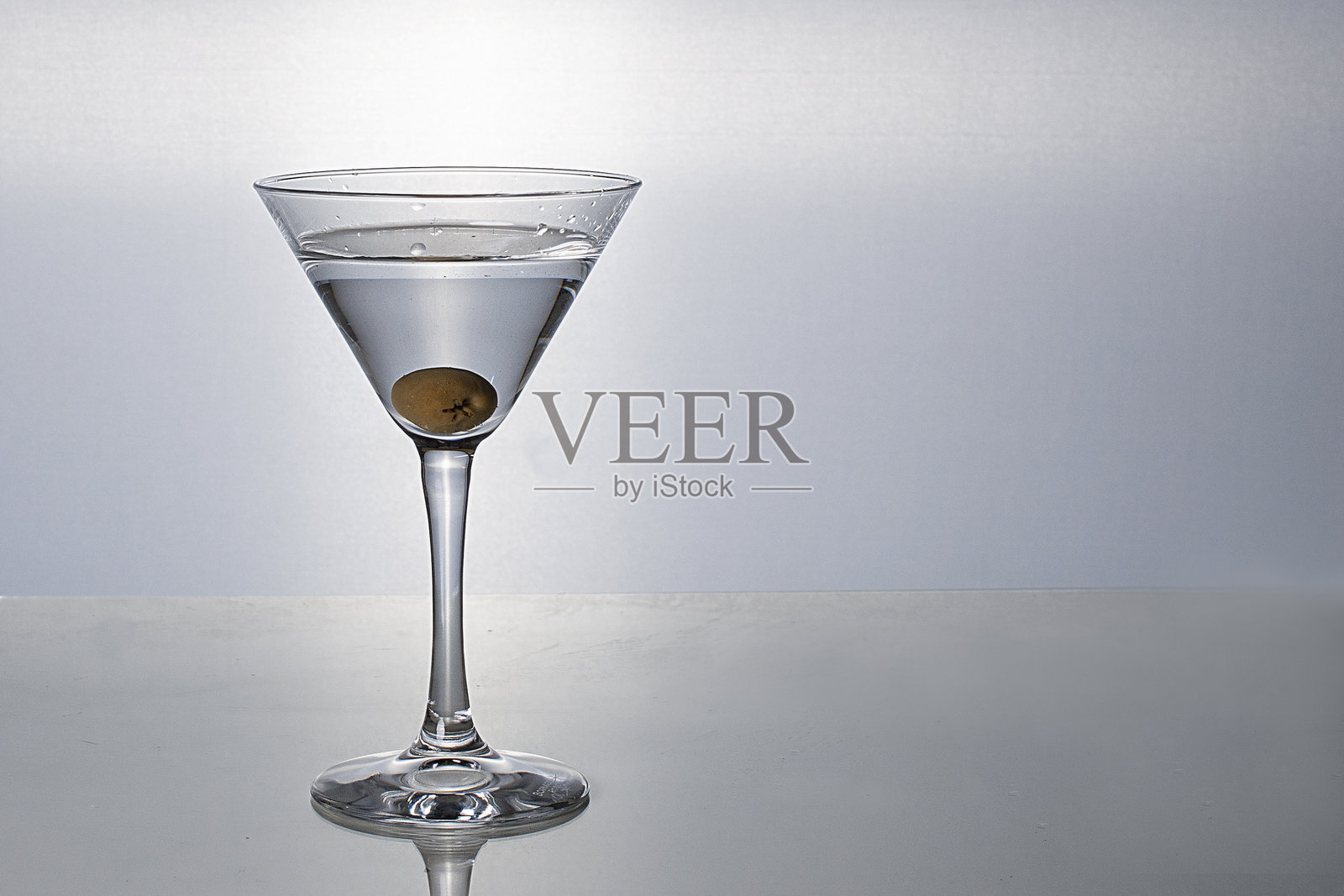 干马提尼酒配橄榄照片摄影图片