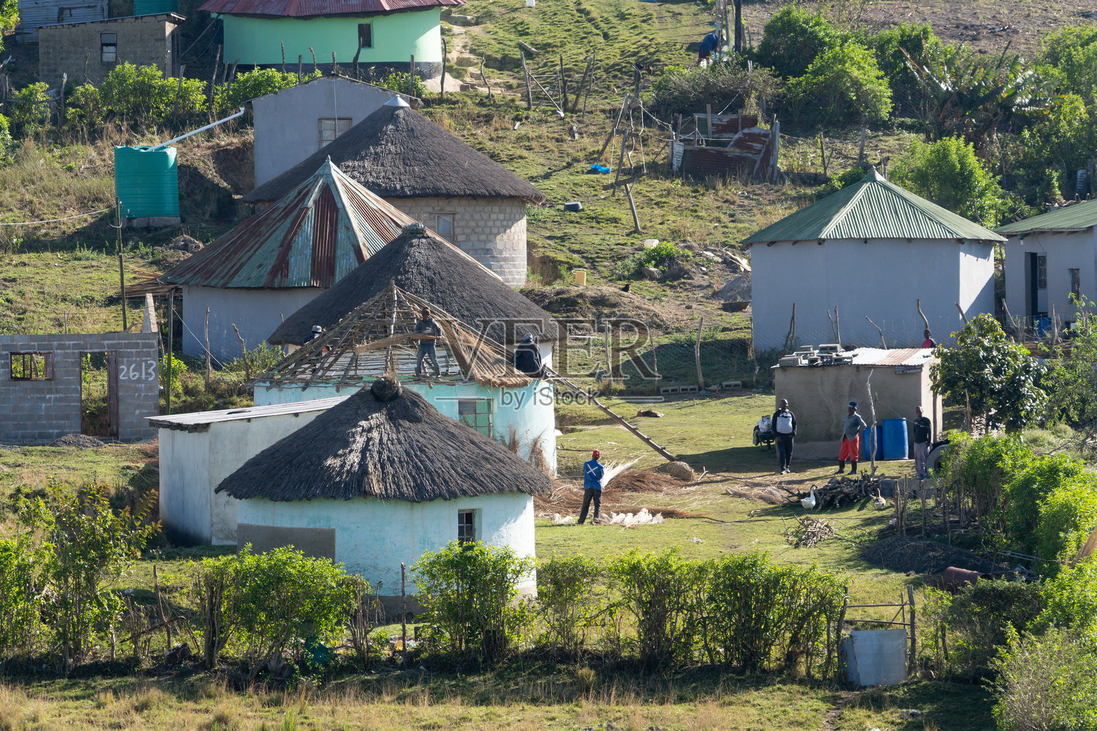 南非野生海岸,古雅的村庄与色彩斑斓的圆顶小屋照片摄影图片