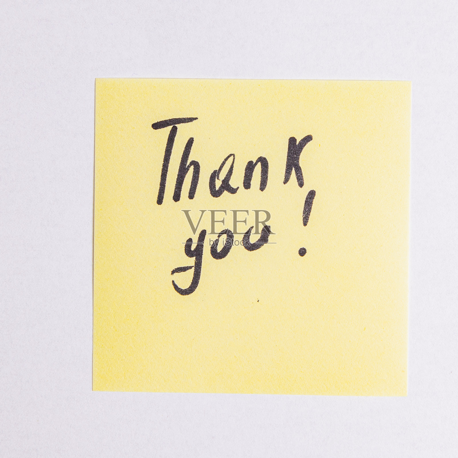 棕色木桌上粉色叶子上的“谢谢”字样，特写照片摄影图片