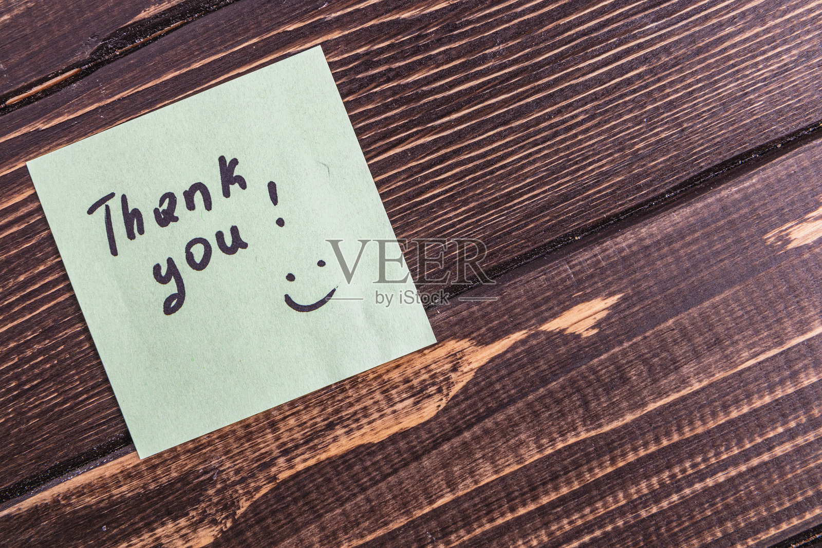 木质桌面上的感谢信照片摄影图片