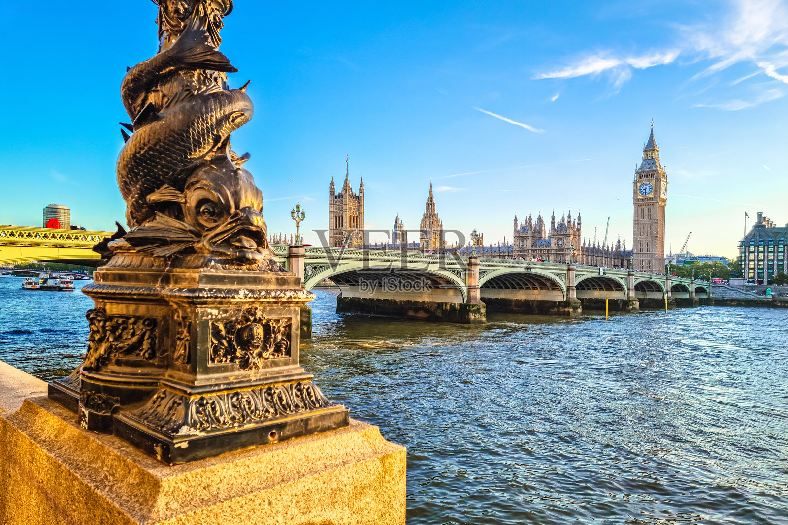 从泰晤士河看到的威斯敏斯特宫和大本钟照片摄影图片