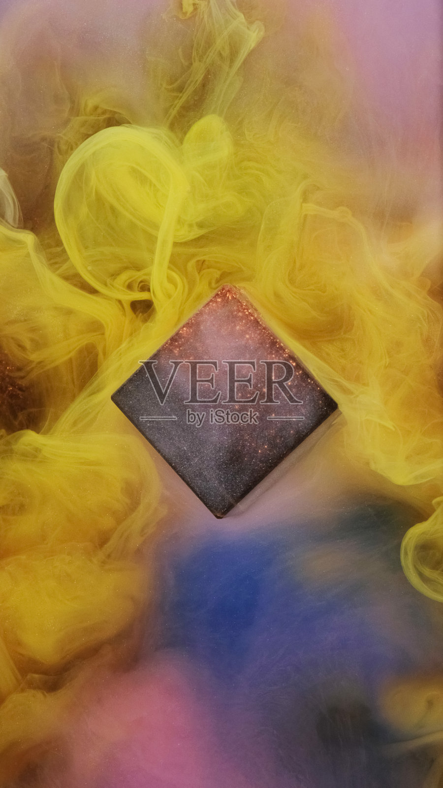 彩色烟雾水彩抽象黄色雾气流动照片摄影图片