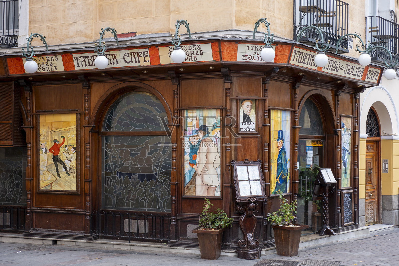 带有木制外观、古典绘画和彩色玻璃窗的老式咖啡馆酒馆照片摄影图片