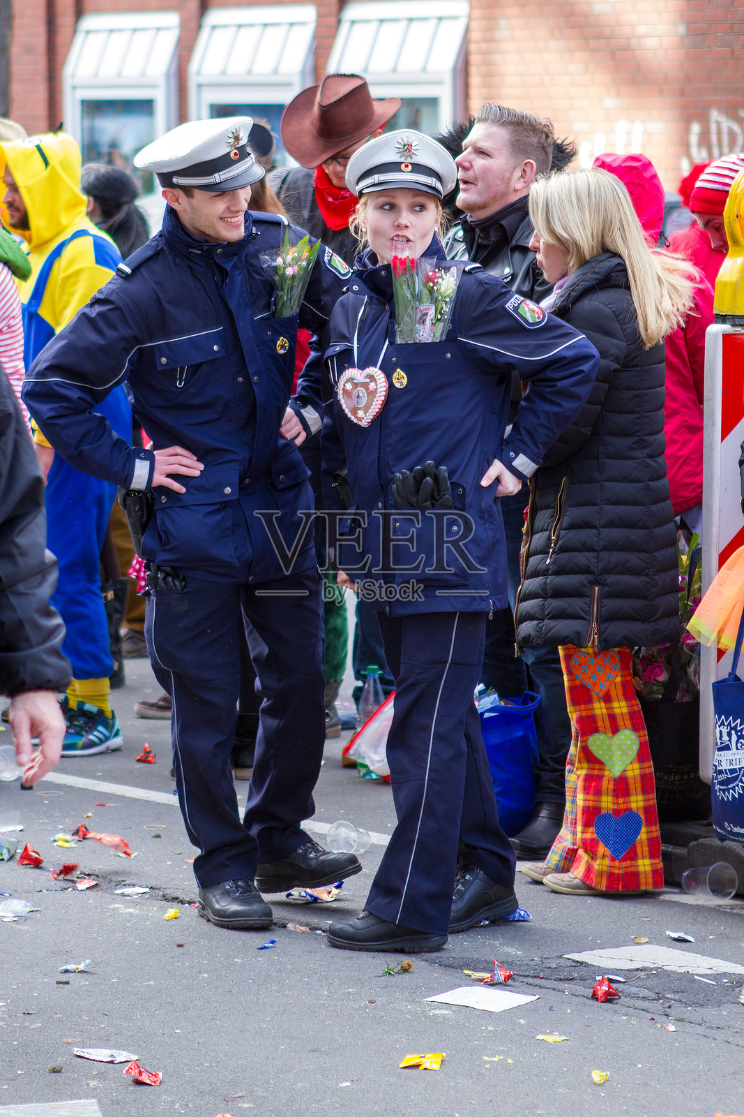 男女警官胸前口袋里装着郁金香照片摄影图片