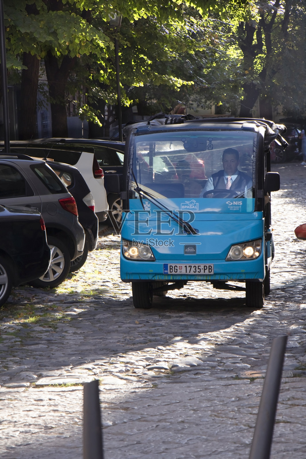 行驶在贝尔格莱德街道上的开放式电动汽车“麻雀”照片摄影图片