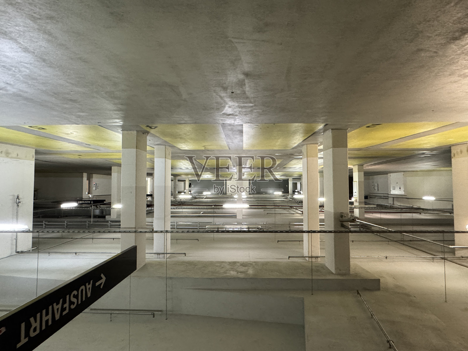 下班后空荡荡的停车场照片摄影图片