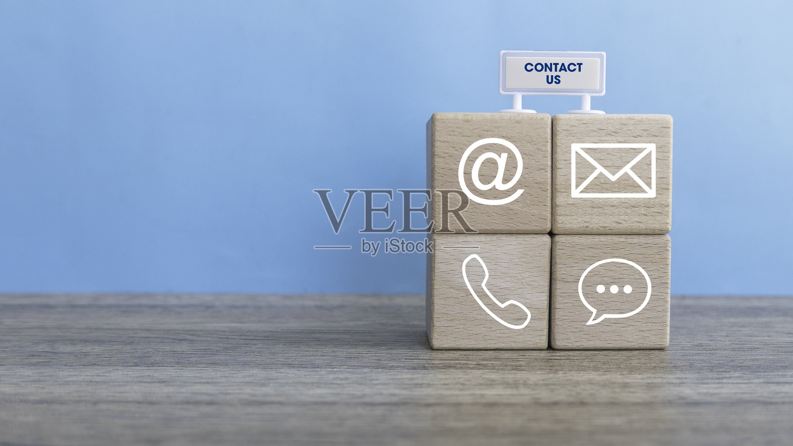 连接要素：木制立方体，上面有电子邮件、电话、信息和邮件符号照片摄影图片
