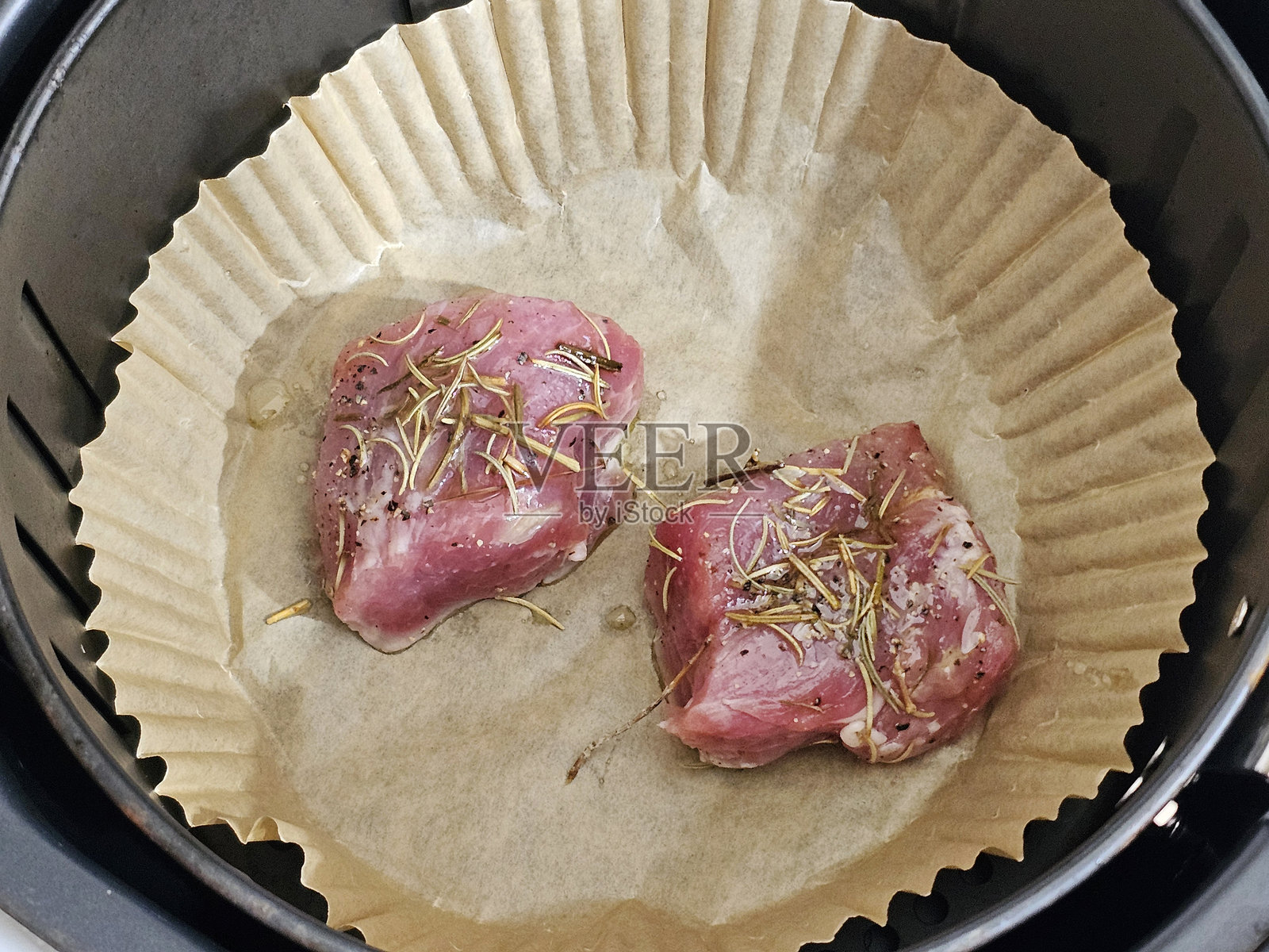 在空气炸锅中炸猪里脊肉照片摄影图片