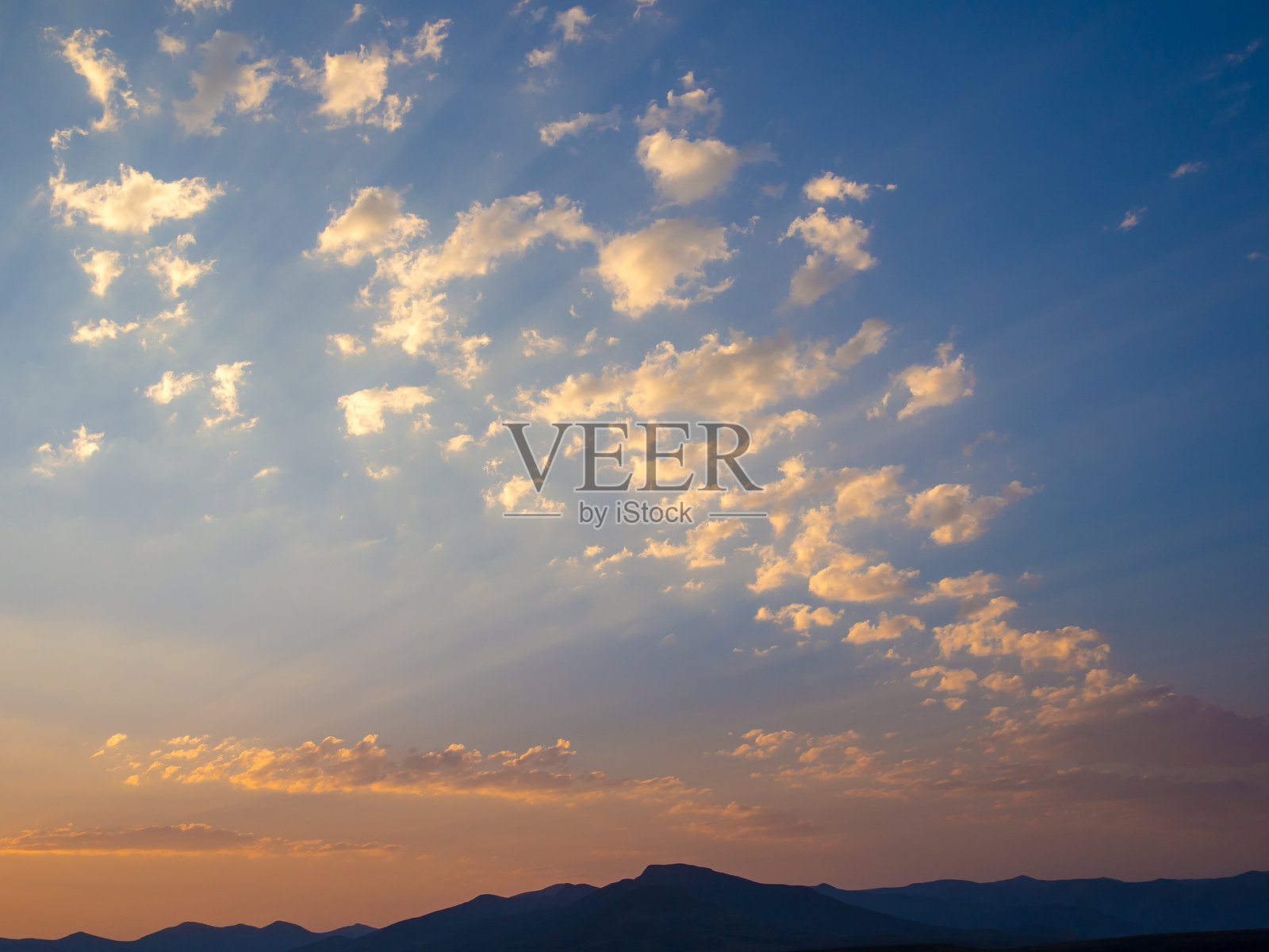 日落时分的低角度天空视图照片摄影图片