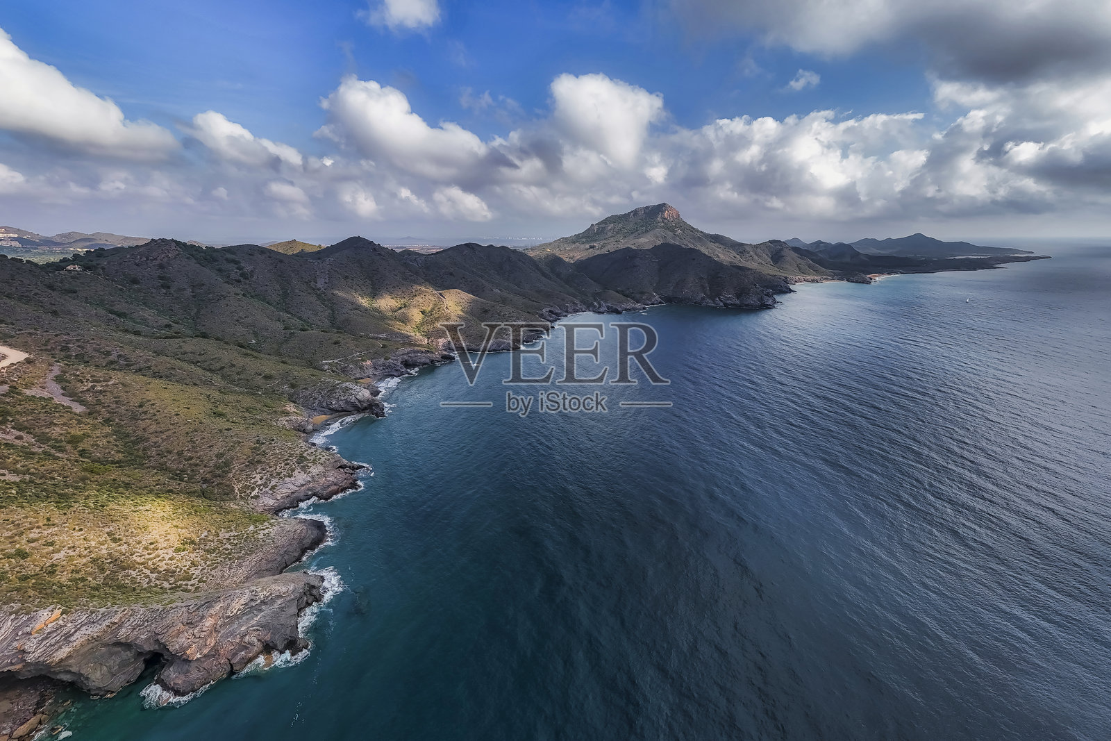 西班牙穆尔西亚地区卡尔布兰克海滩的鸟瞰图照片摄影图片