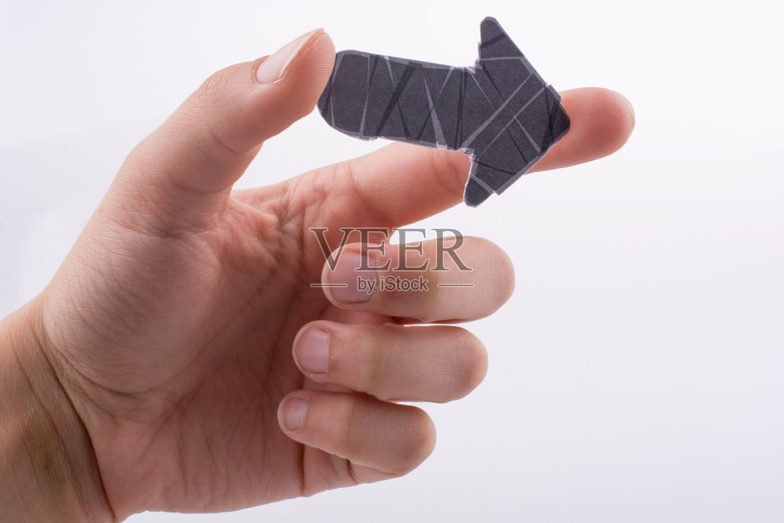 手握箭头符号的特写，背景为白色照片摄影图片