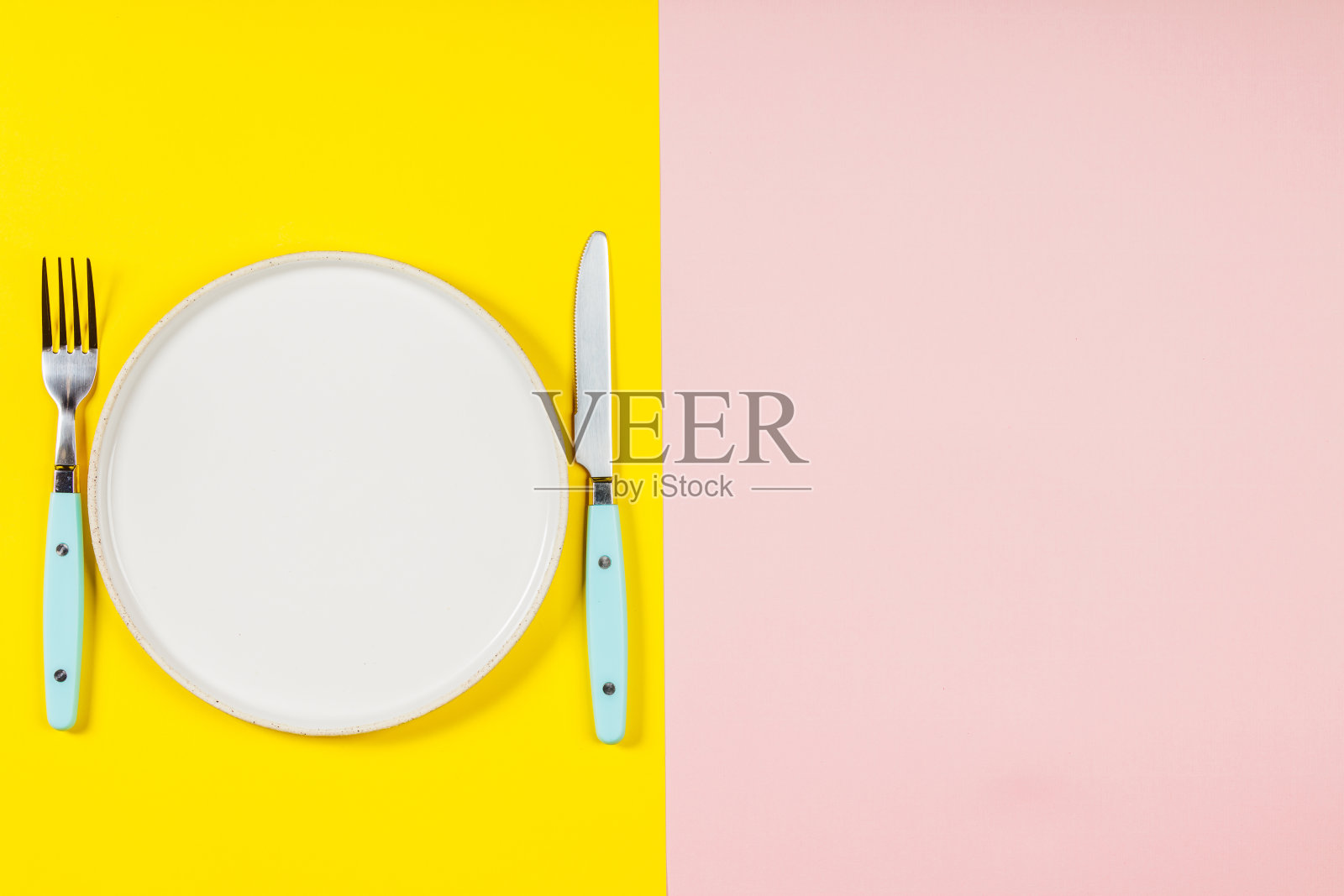 从上方直接拍摄的盘子与厨房用具，背景为双色调照片摄影图片