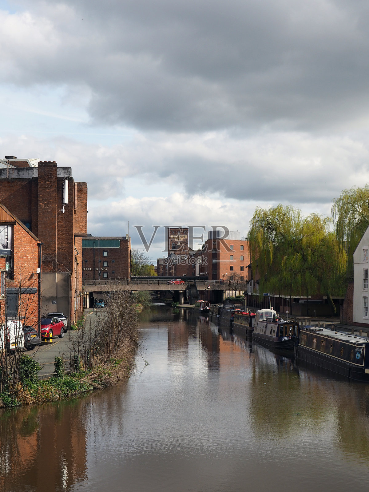 切斯特的联合运河，从弗罗德舍姆街的桥上俯瞰，两侧是古老的运河建筑。照片摄影图片