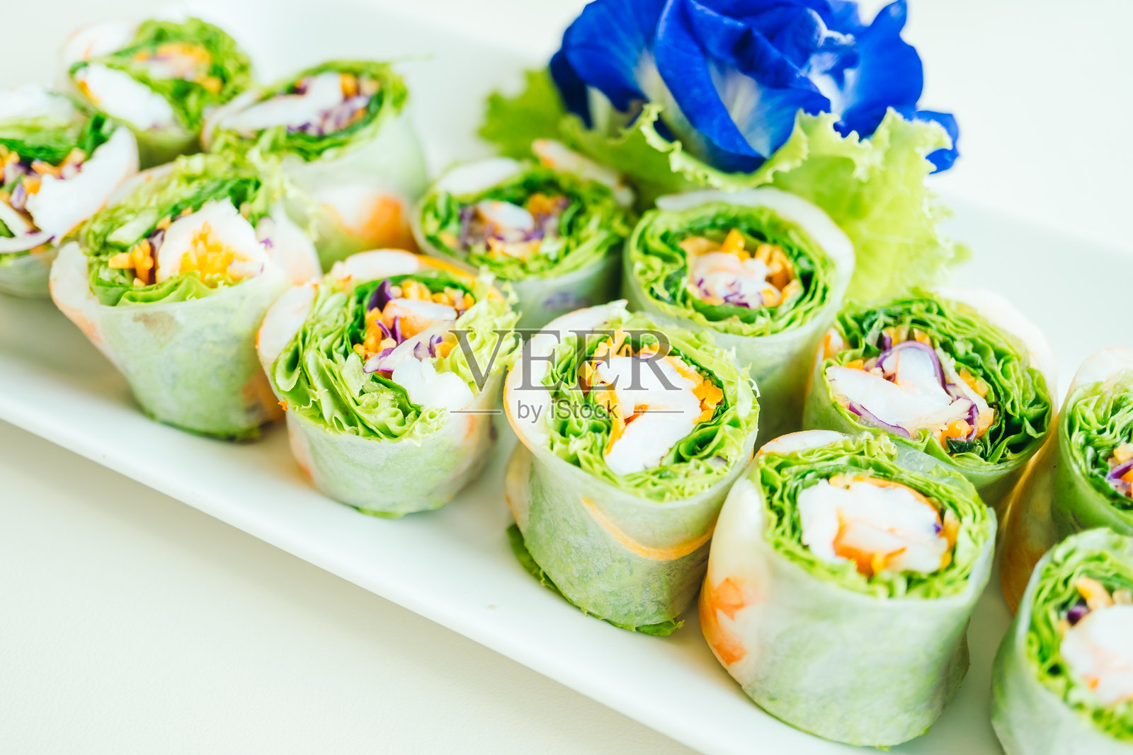 餐桌上盘子里的食物特写照片摄影图片