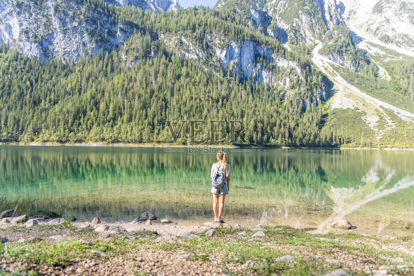 女人欣赏山湖的倒影照片摄影图片
