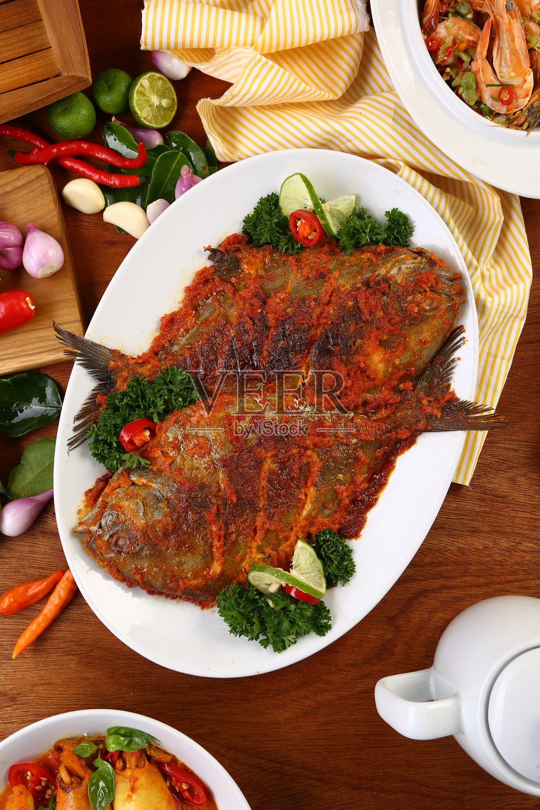 桌子上的香辣烤鱼盘照片摄影图片