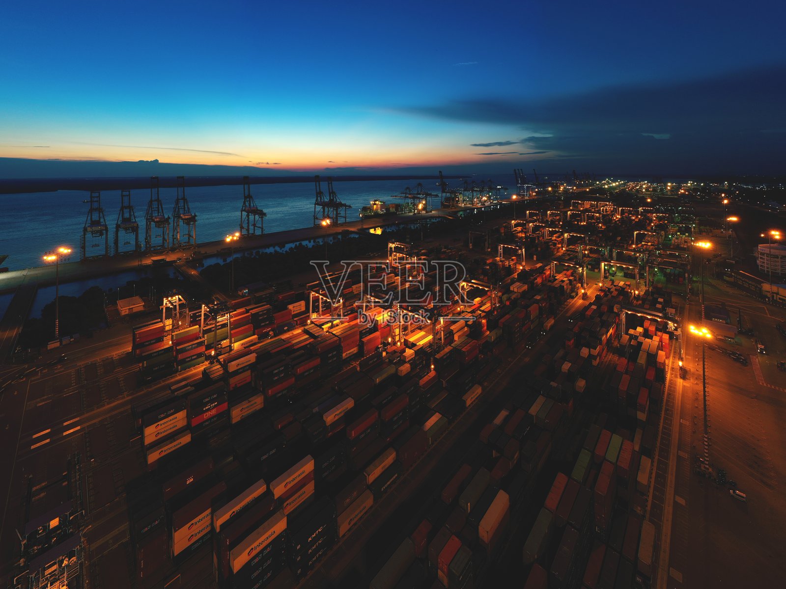 夜晚灯火辉煌的城市俯视图照片摄影图片