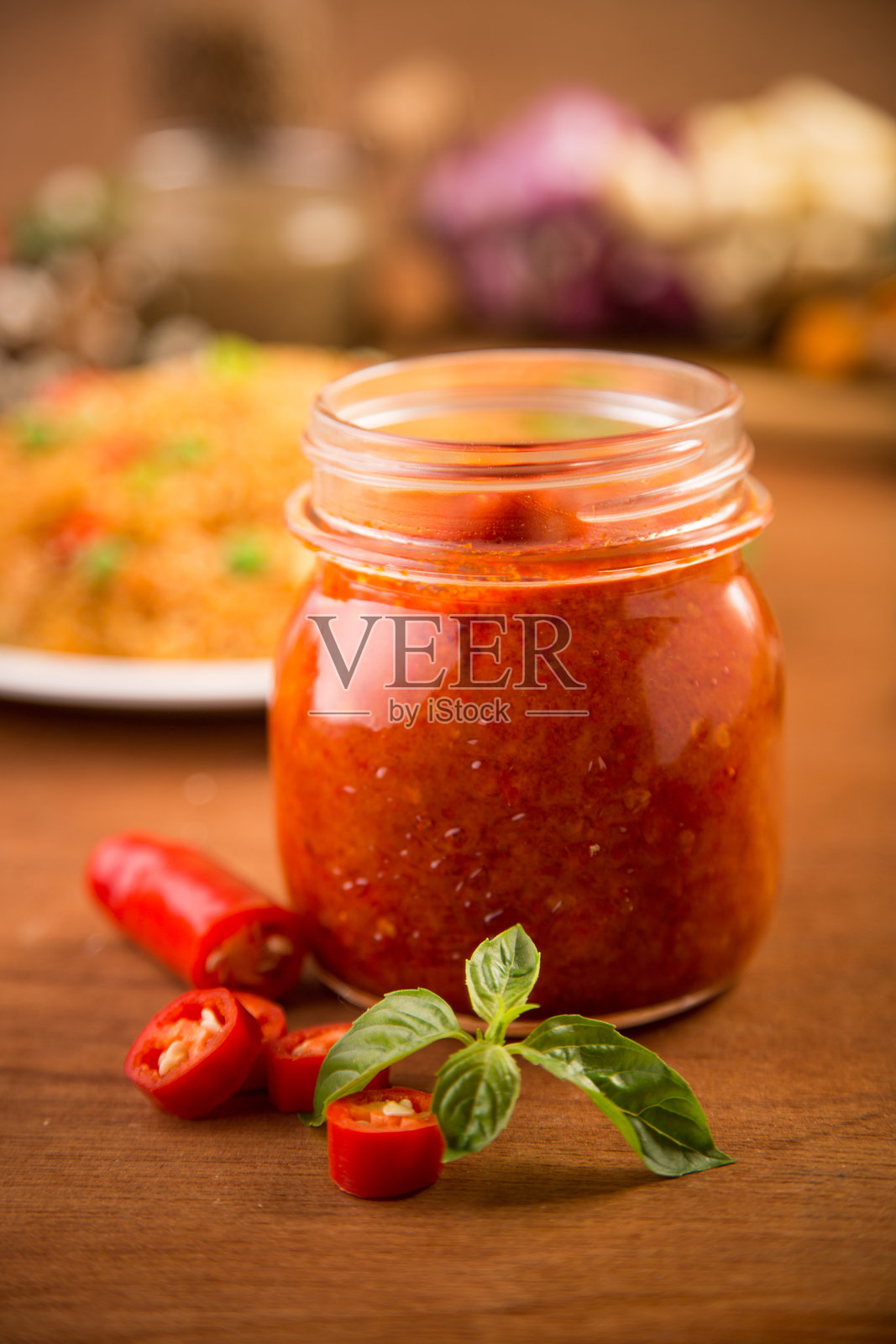 木桌上食物旁的红辣椒酱特写镜头照片摄影图片