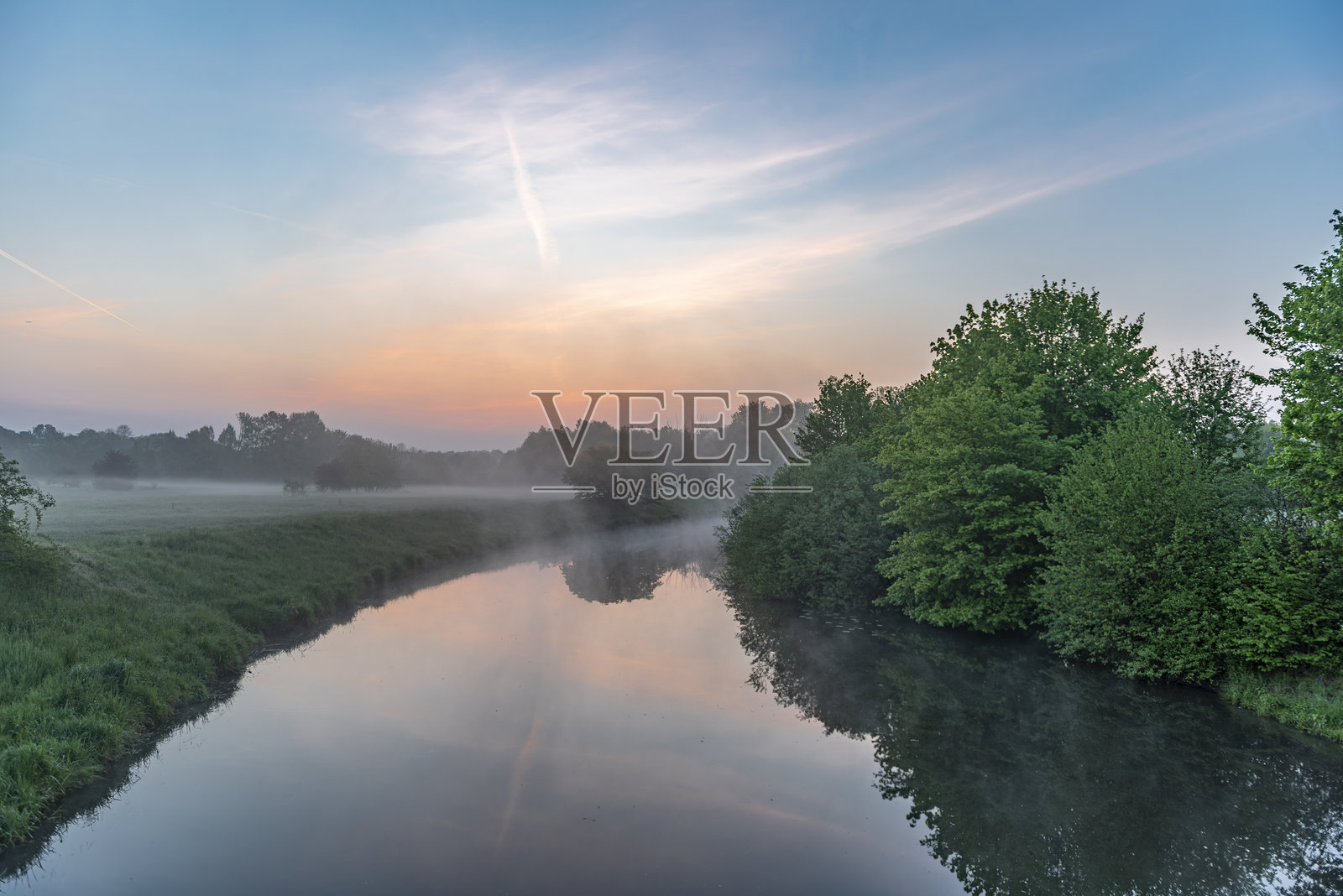 法兰克福美因河上的黎明与地面雾气照片摄影图片