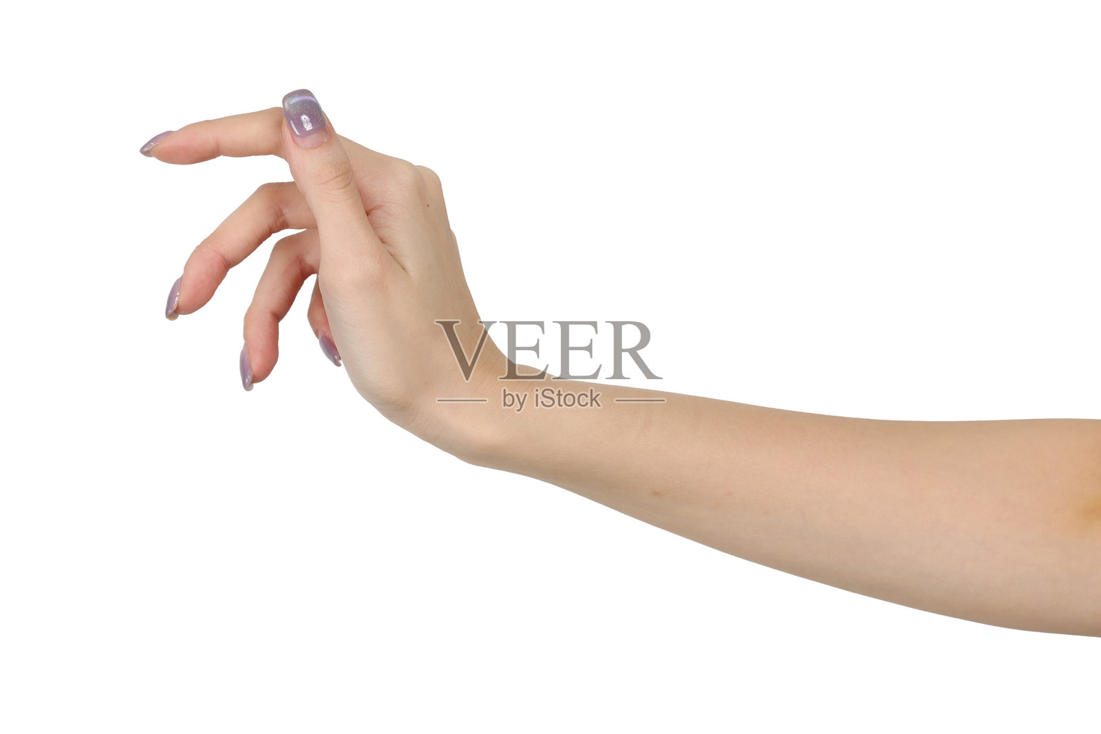 女性的白皙空手，手势独特。孤立的手臂伸出，手掌向上，手指张开，表示某种信号。指甲油为时尚的紫色。照片摄影图片