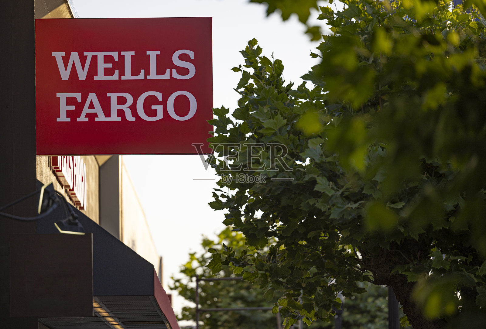 3431 加州街,旧金山,加州 94118 2024年6月15日:富国银行新的红底白字标识。照片摄影图片